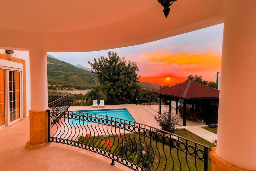 Billede fra billedgalleriet på Tropical Mountain Villa With Pool & Sea View i Kyrenia