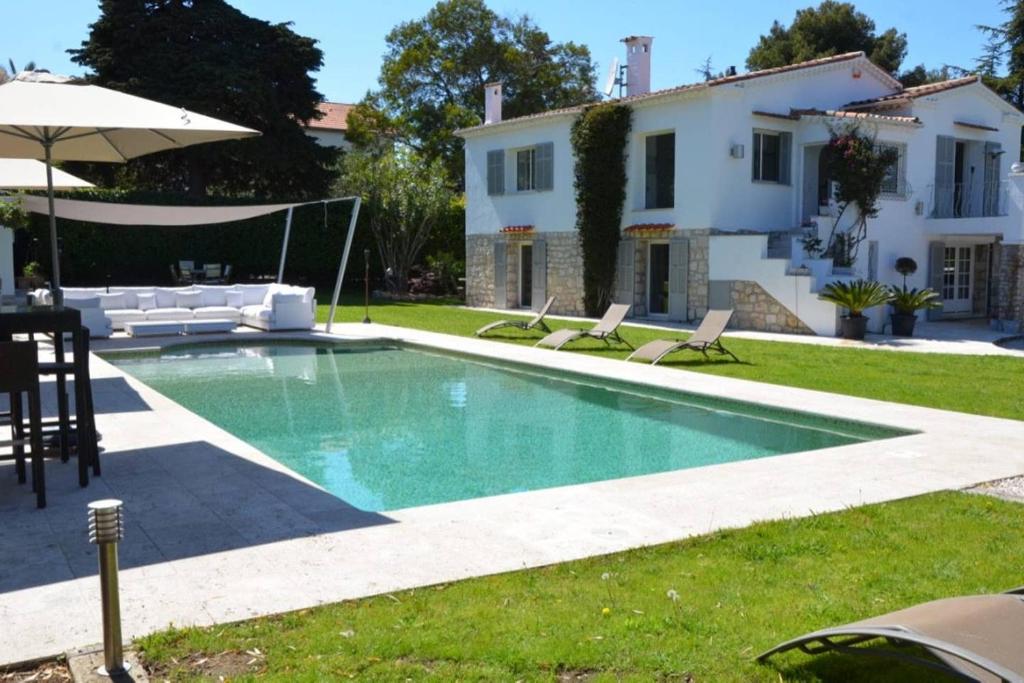 une piscine devant une maison dans l'établissement Capleouna-Manou, à Antibes