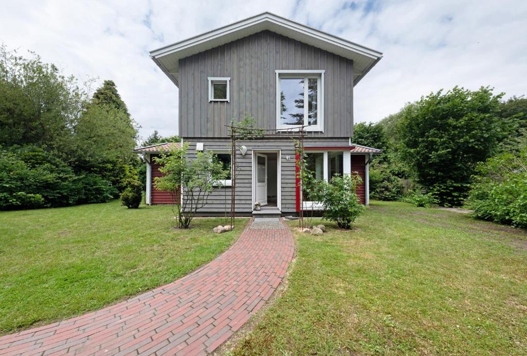 a small house with a brick walkway at Ferienhaus Zwischen Den Seen in Dringenburg