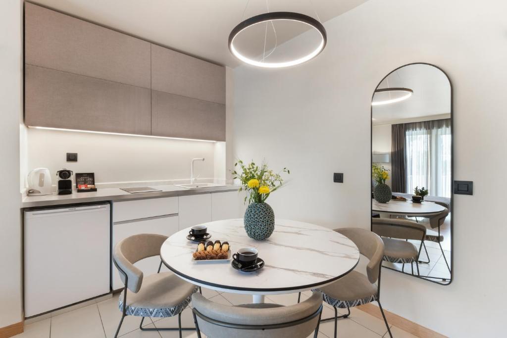 Blazer Suites Hotel - Resim 39