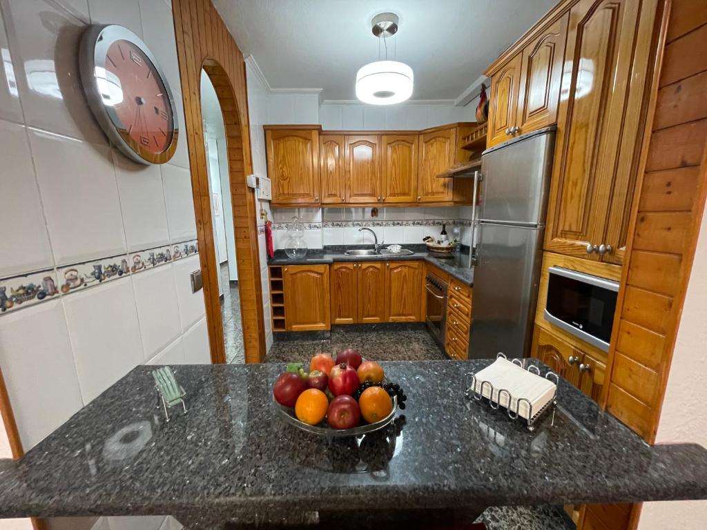 a kitchen with a bowl of fruit on a counter at Vivienda Vacacional C & M in Puerto del Rosario