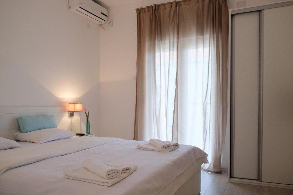 une chambre avec un lit avec deux serviettes dessus dans l'établissement Apartment Trebinje, à Trebinje