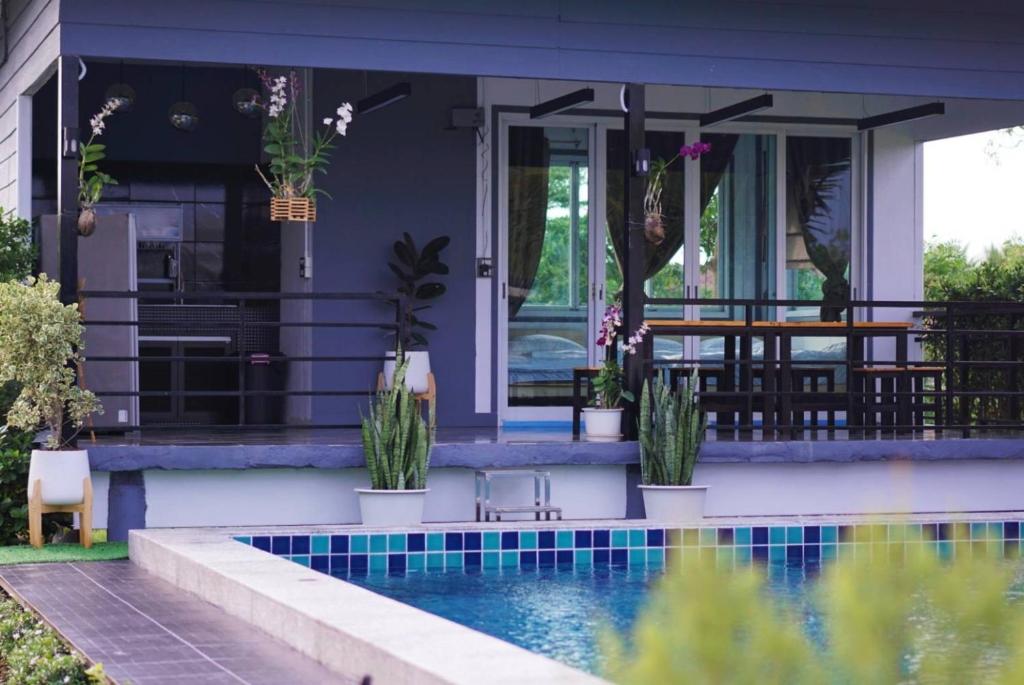 Bazén v ubytování ฟ้ารีสอร์ต FAH Resort nebo v jeho okolí