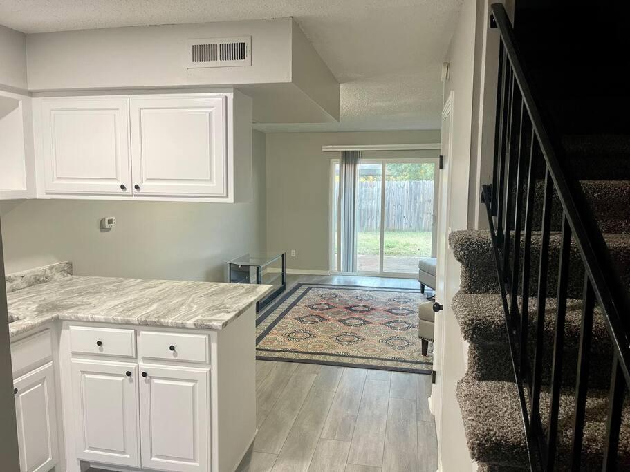 Η κουζίνα ή μικρή κουζίνα στο Great 2 Bedroom Apartment #C - Bryant