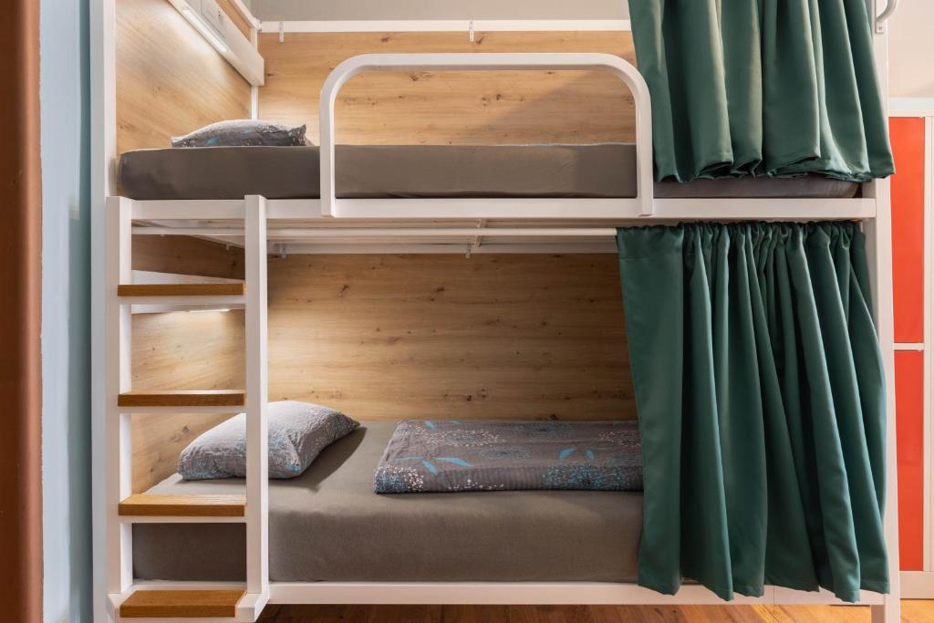 Palanda nebo palandy na pokoji v ubytování Hostel Elf