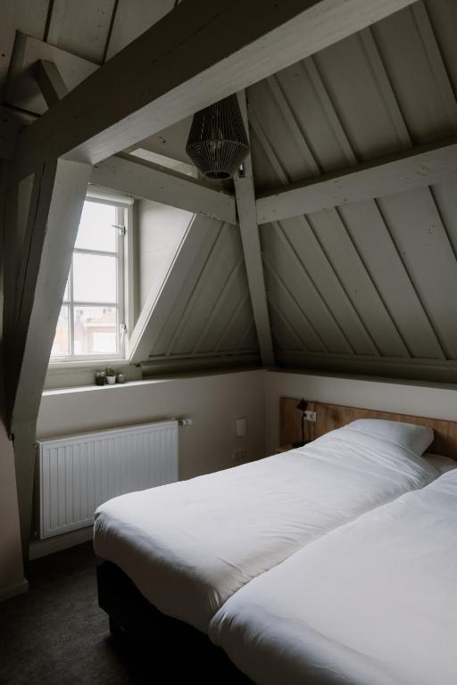 Postel nebo postele na pokoji v ubytování Stadsklooster Dordt Hotel&Hostel