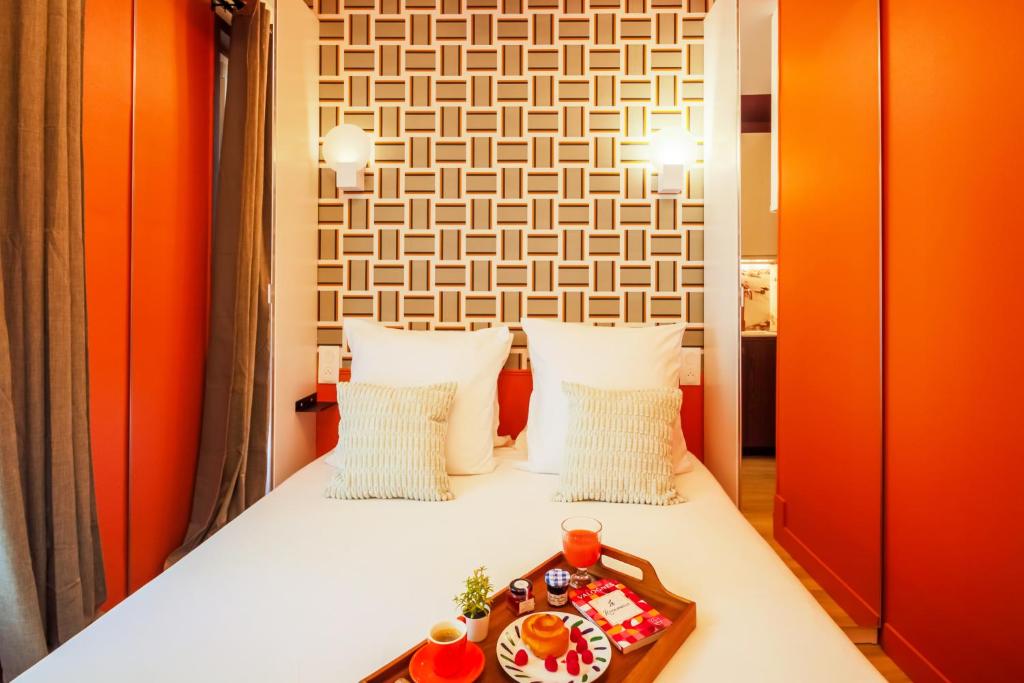 Cette chambre comprend un lit et un plateau/bouilloire. dans l'établissement WS Montparnasse - Maine, à Paris