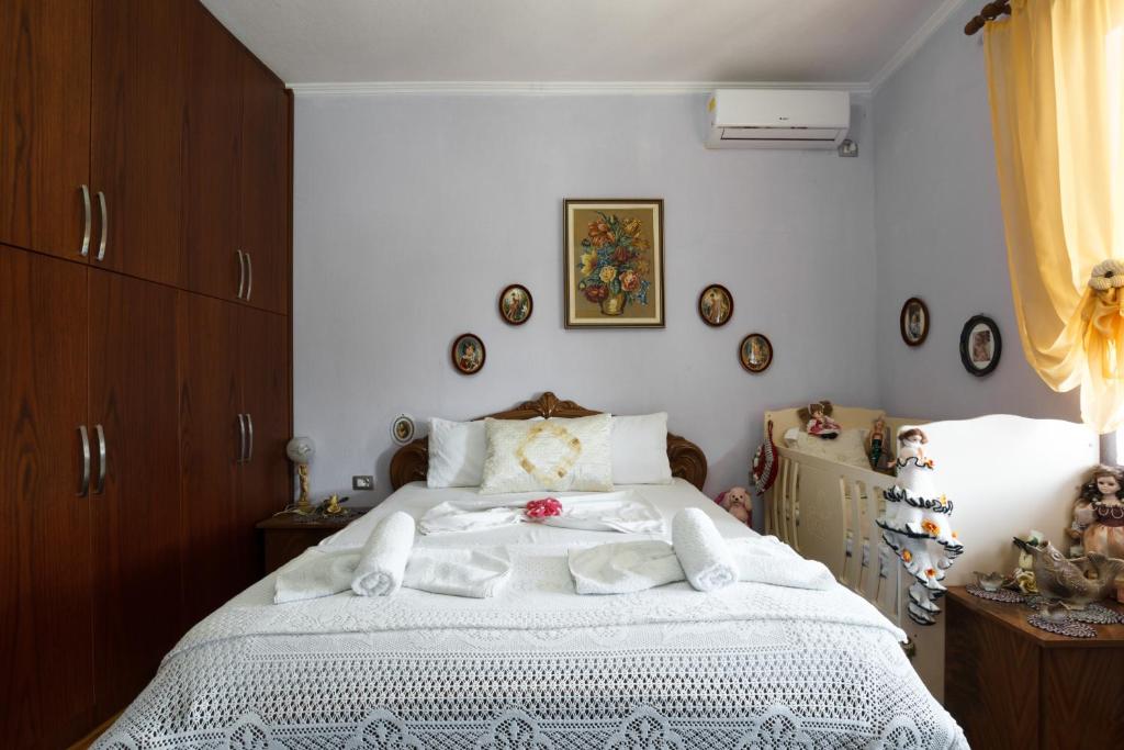 Postel nebo postele na pokoji v ubytování Leka GuestHouse
