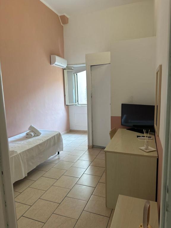 GARIBALDI ROOMS - Single Room
