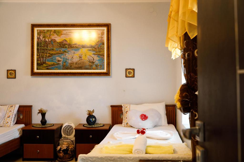 Postel nebo postele na pokoji v ubytování Leka GuestHouse