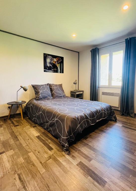 - une chambre avec un lit doté de rideaux bleus dans l'établissement La Chambre à Tourtour, à Tourtour