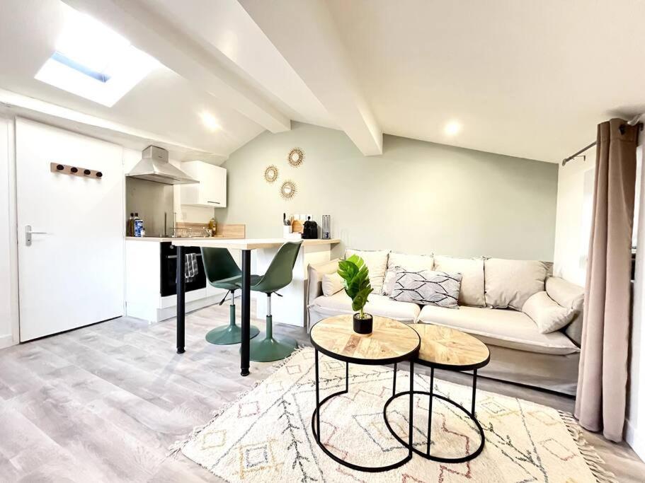 un salon avec un canapé et une table dans l'établissement Le Pré Vert - Tournon, à Tournon-sur-Rhône