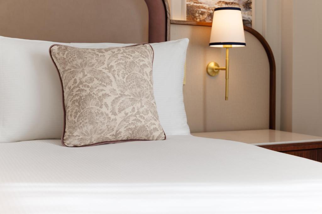 The Caledonian Edinburgh, Curio Collection by Hilton - Superior King Room