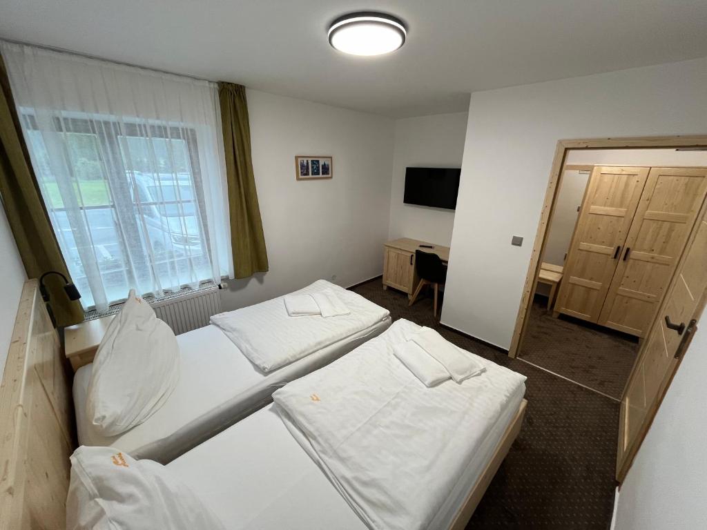 Łóżko lub łóżka w pokoju w obiekcie Hotel Rankl