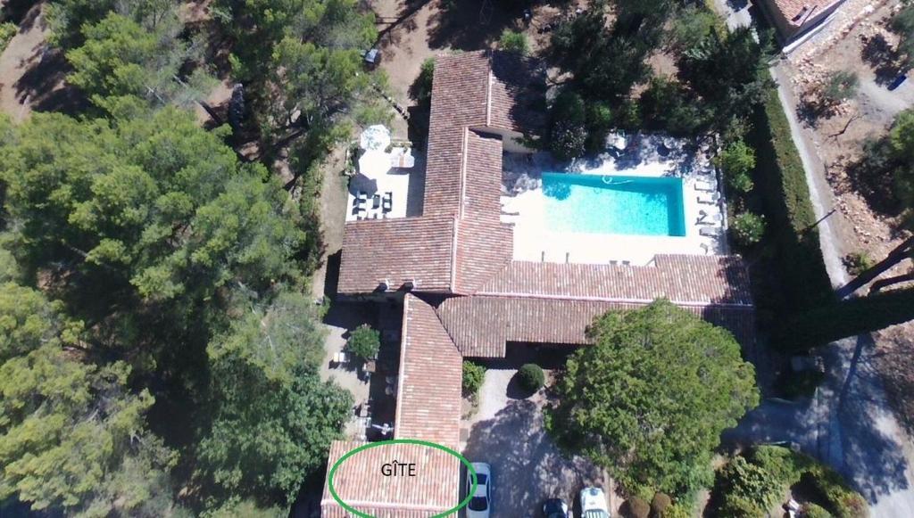 een luchtfoto van een huis met een zwembad bij La rouvraie in Flayosc