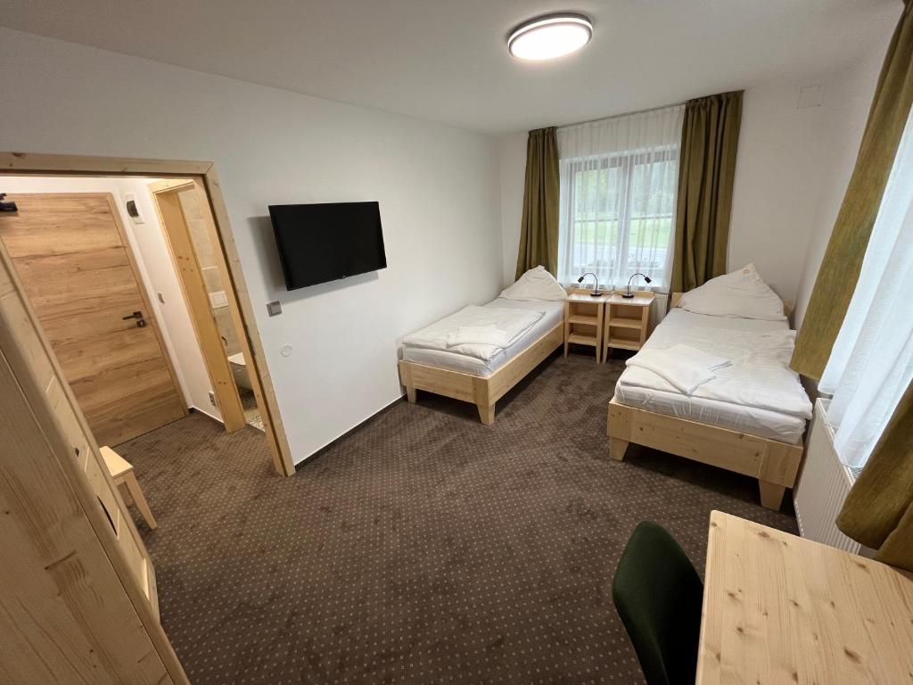 Łóżko lub łóżka w pokoju w obiekcie Hotel Rankl
