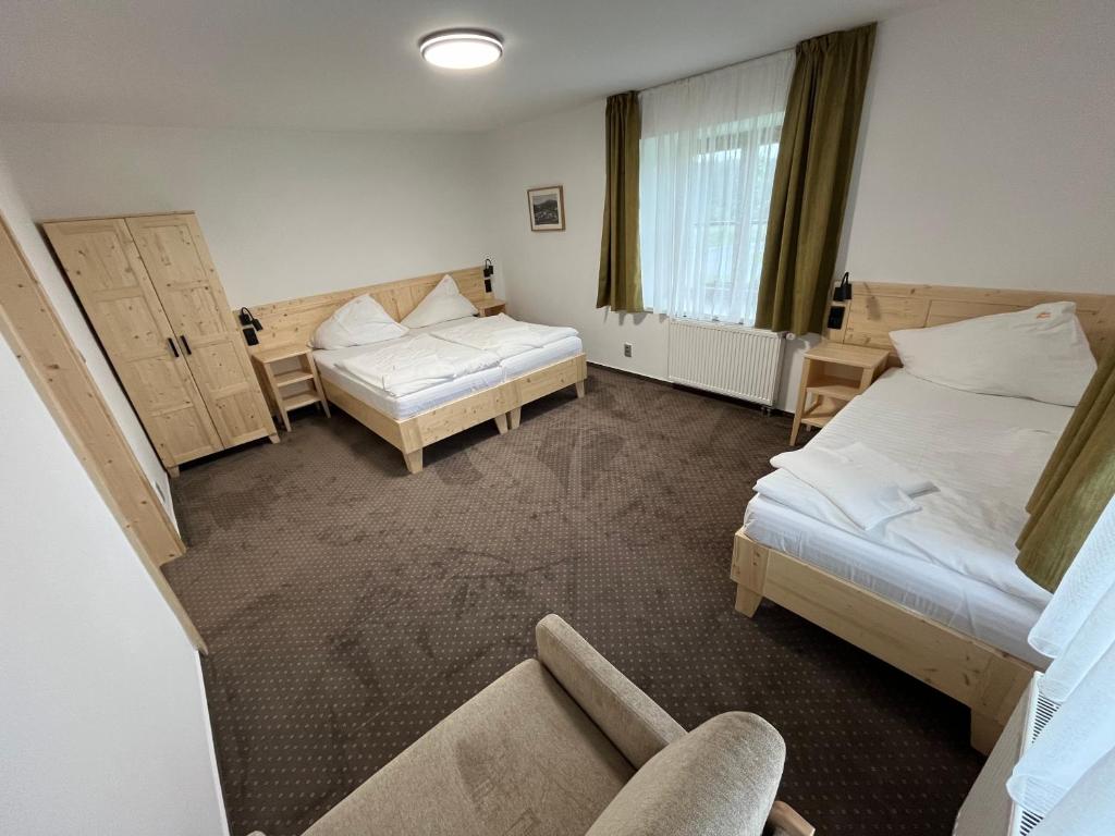 Łóżko lub łóżka w pokoju w obiekcie Hotel Rankl