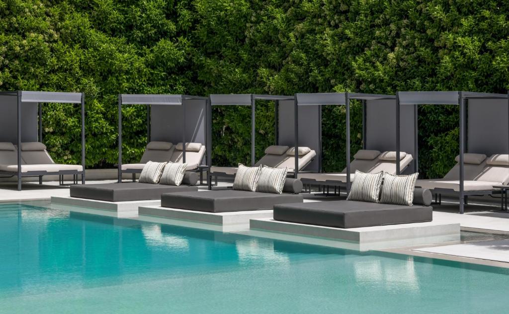 Bazén v ubytovaní Blazer Suites Hotel alebo v jeho blízkosti
