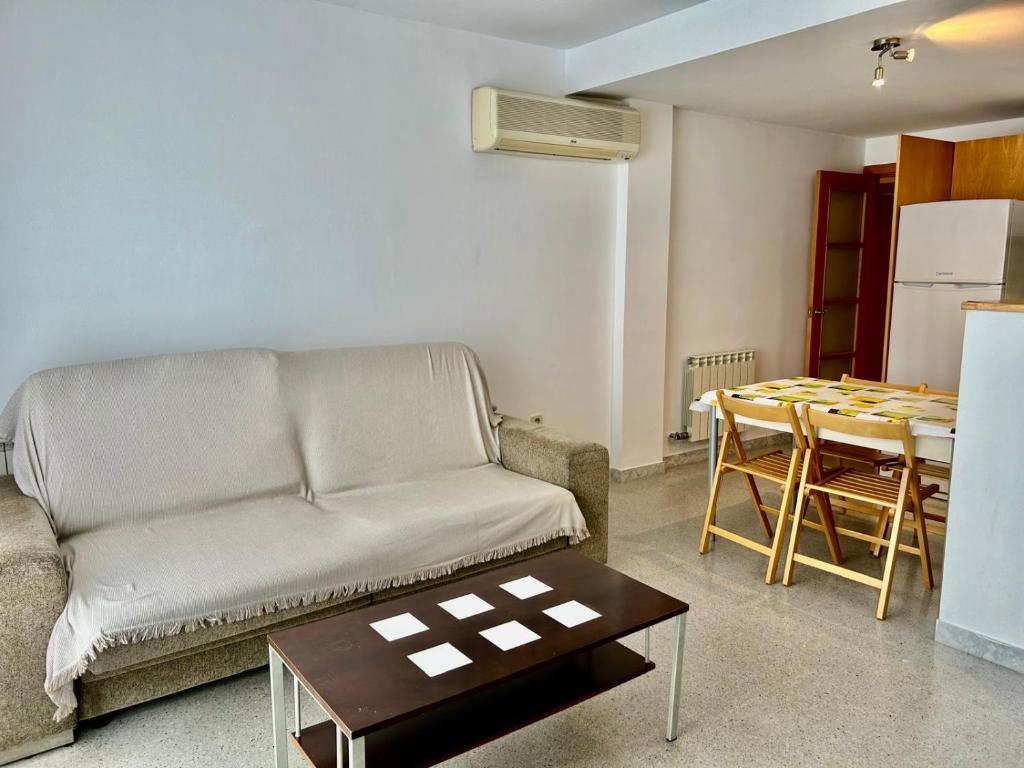 Posedenie v ubytovaní Apartamentos Port Marina
