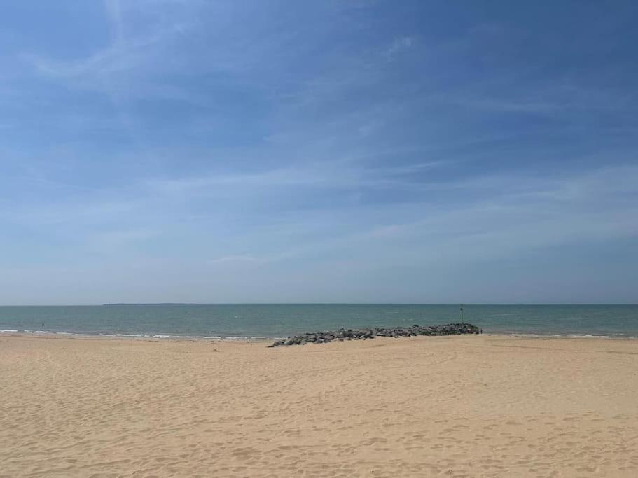 une plage de sable avec l'océan en arrière-plan dans l'établissement Charmante Maisonnette à deux pas de la plage, à Châtelaillon-Plage