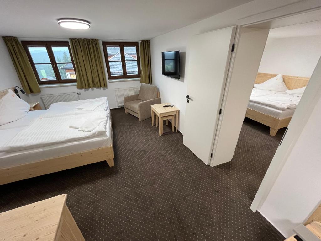 Łóżko lub łóżka w pokoju w obiekcie Hotel Rankl