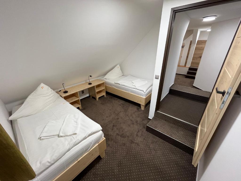 Łóżko lub łóżka w pokoju w obiekcie Hotel Rankl
