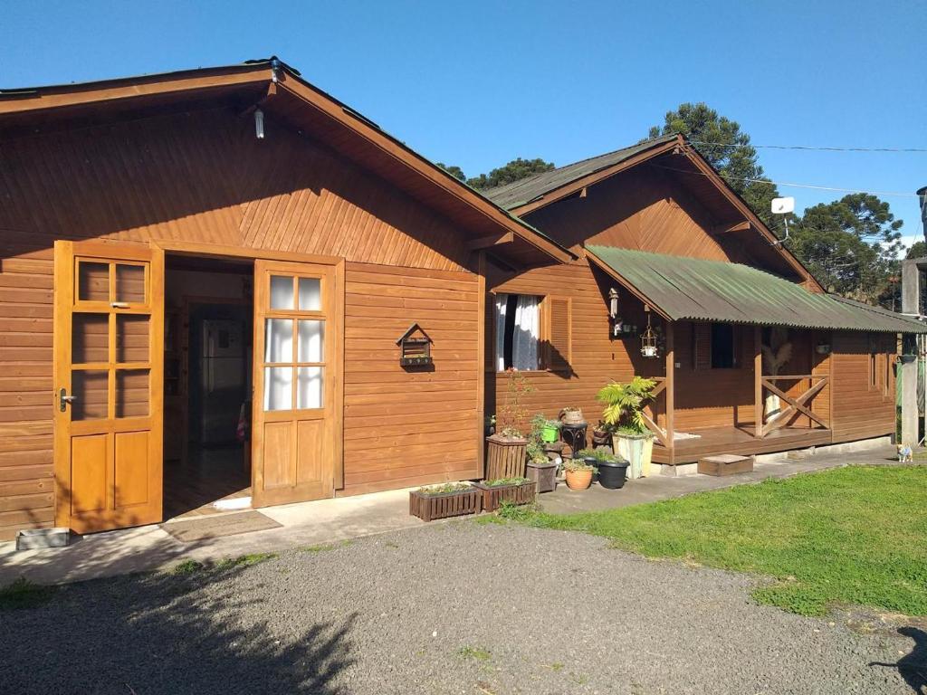 Cabaña de madera con puerta grande en un patio en Pousada Doce Vida, en Urubici