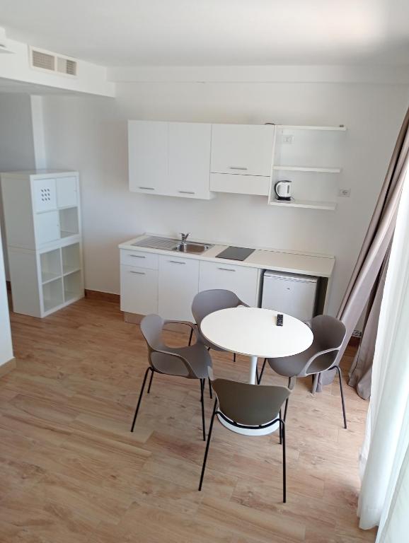 Kuchyň nebo kuchyňský kout v ubytování Hotel Flora