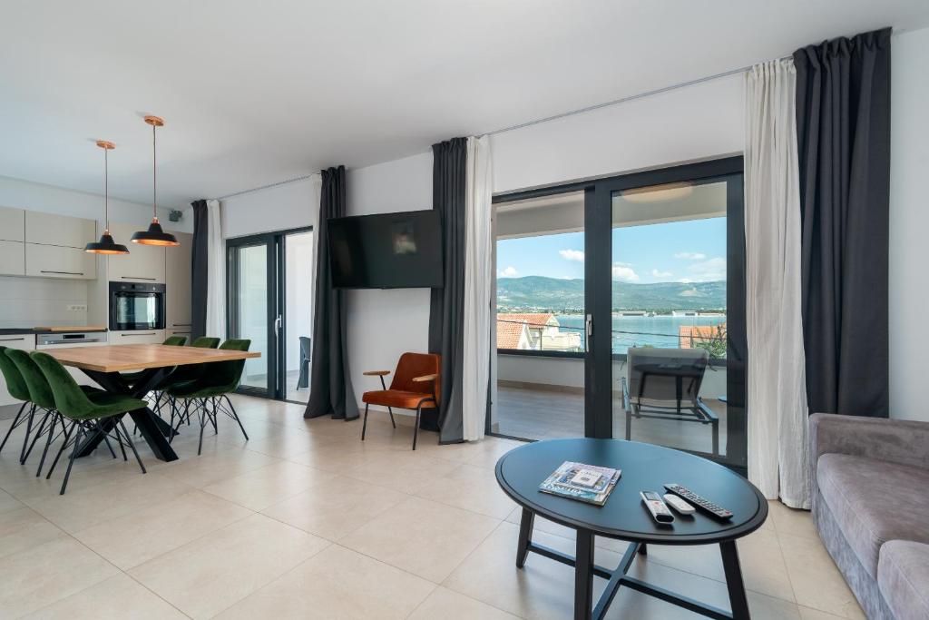 Maca Apartments & Suites with Heated pool near beach 50m - Апартаменты с видом на море