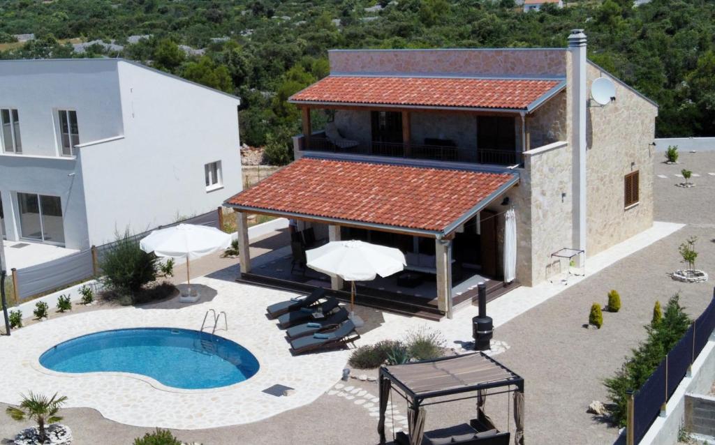 eine Luftansicht eines Hauses mit Pool in der Unterkunft Villa Hamito in Šibenik