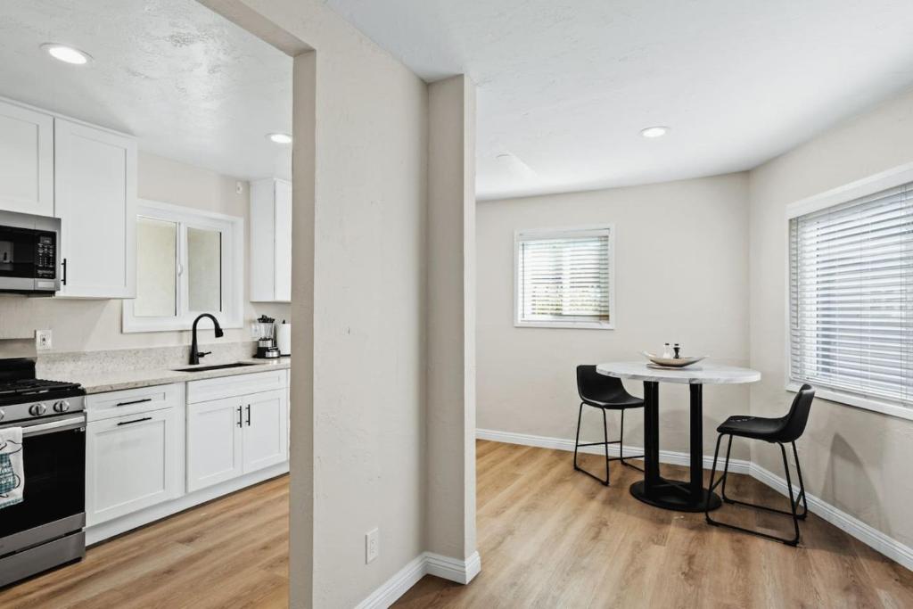 سوئیت جادار 1BR 1BA Kitchen WD - Spacious suite 1BR 1BA Kitchen WD، سوئیت جادار 1BR 1BA Kitchen WD