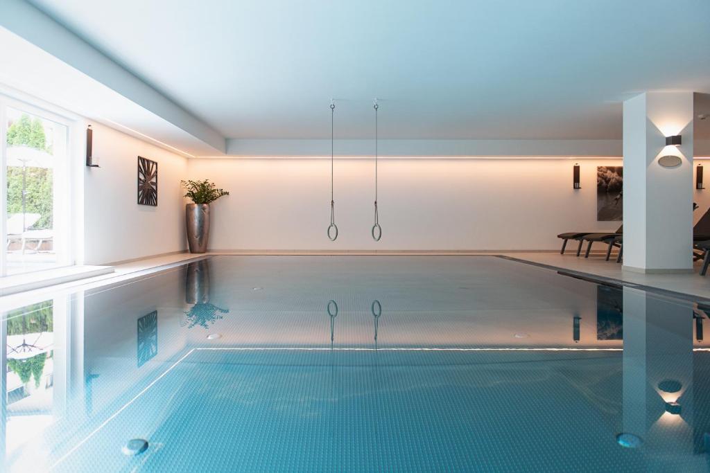 Bazén v ubytování Kräuter & Spa-Hotel Das Schäfer - Adults only nebo v jeho okolí
