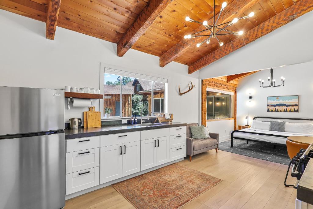 Basecamp Lodge photo