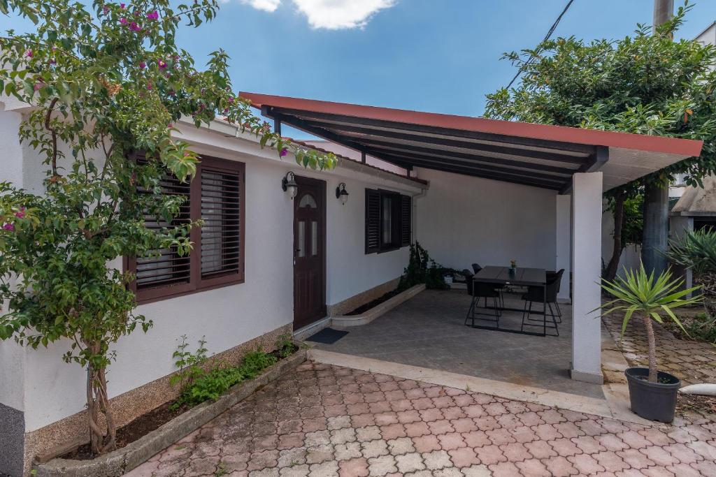 Maca Apartments & Suites with Heated pool near beach 50m - Апартаменты - Первый этаж