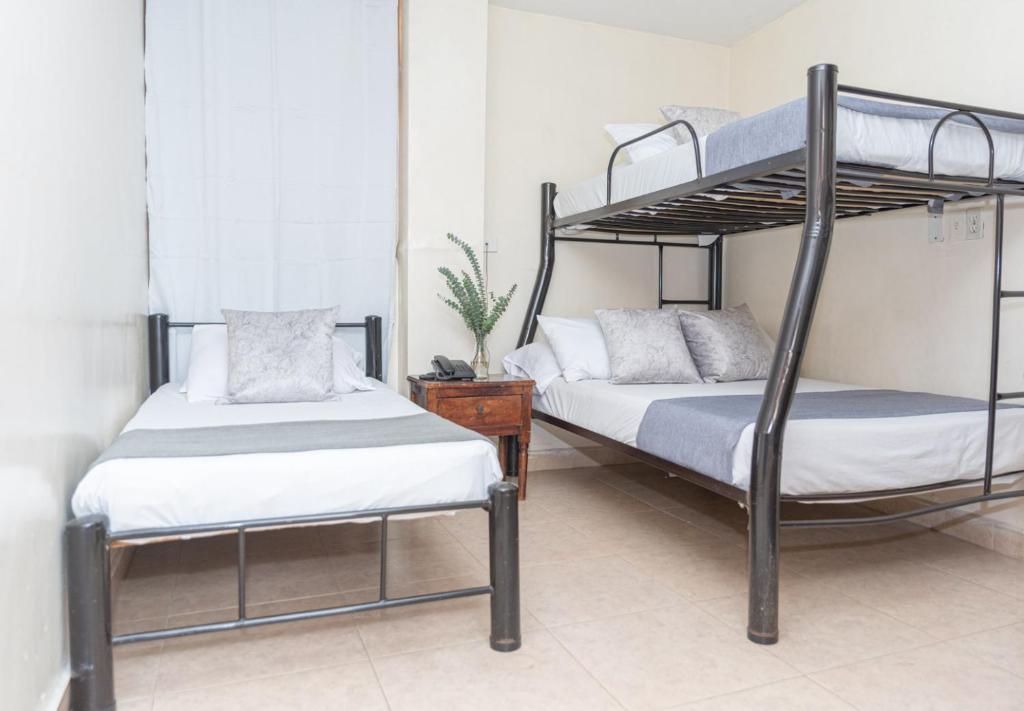 Postel nebo postele na pokoji v ubytování Hotel Conquistadores