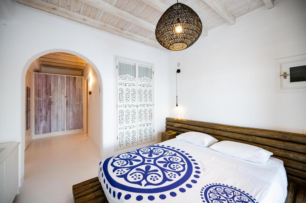 Posteľ alebo postele v izbe v ubytovaní Melangio Villa Private Pool & Sunrise Views - 2024 Renovation