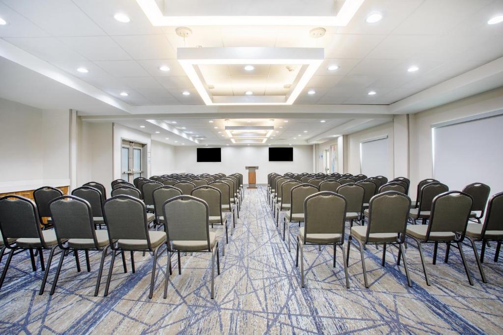 Holiday Inn Express & Suites Tampa Stadium - Airport Area by IHG photo