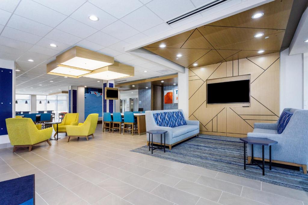 Holiday Inn Express & Suites Tampa Stadium - Airport Area by IHG photo