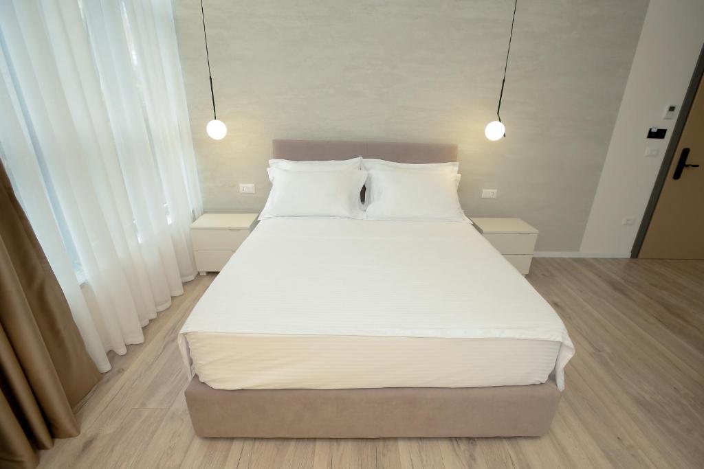 Postel nebo postele na pokoji v ubytování NÓS Luxury Rooms Shkoder