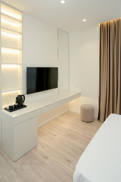 TV a/nebo společenská místnost v ubytování NÓS Luxury Rooms Shkoder