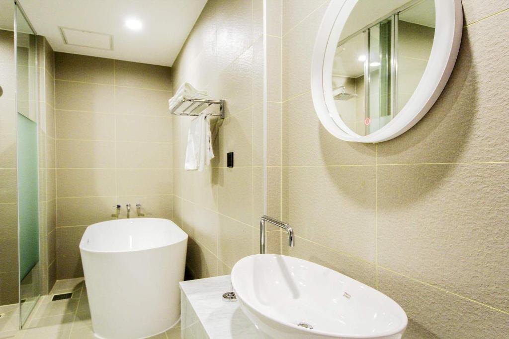 Koupelna v ubytování Coco Hotel