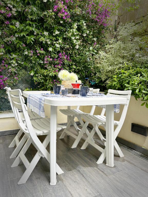 A garden outside L’isola di Bar