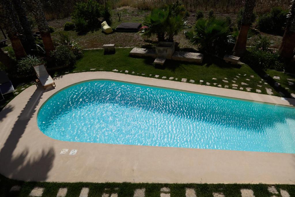 una piscina en un patio en Old Villas Greco 1888 luxury swimming pool, en Cutrofiano