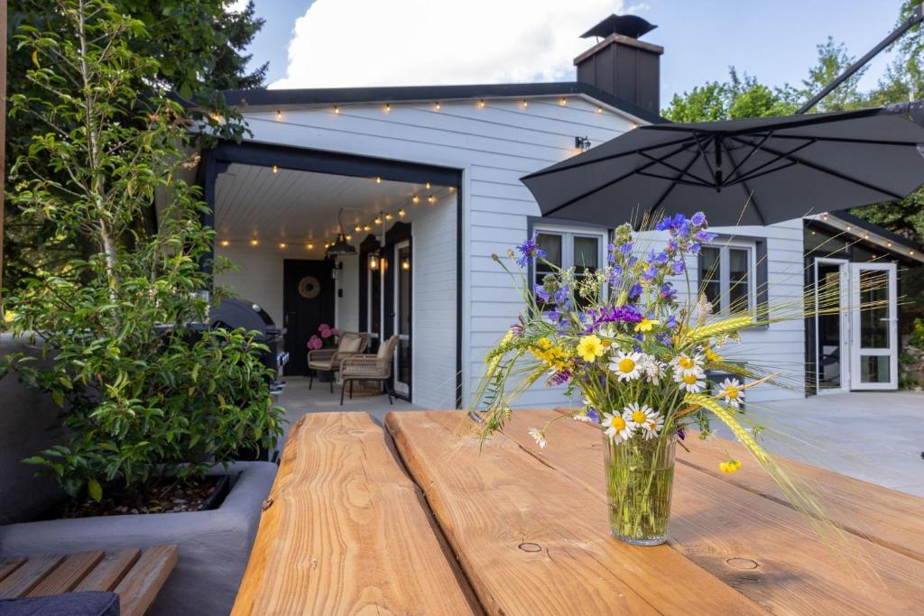a vase of flowers sitting on a wooden table at Romantisches Cottage mit Sauna, Terrasse & Natur in Münchsteinach