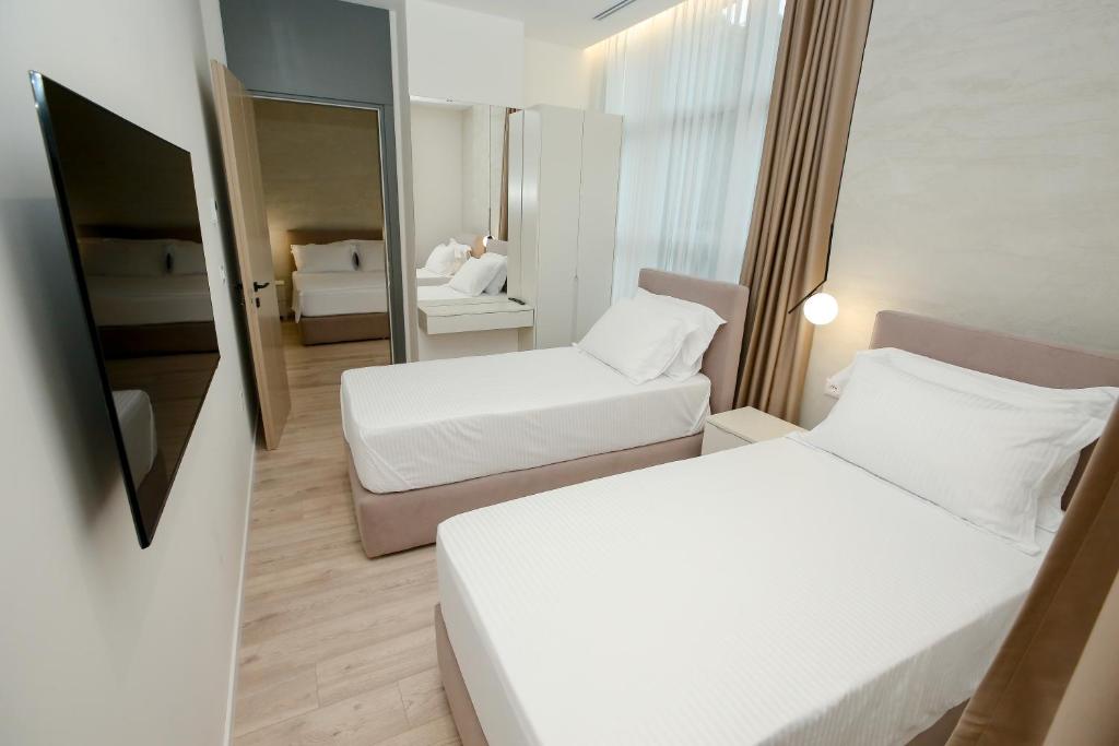 Postel nebo postele na pokoji v ubytování NÓS Luxury Rooms Shkoder