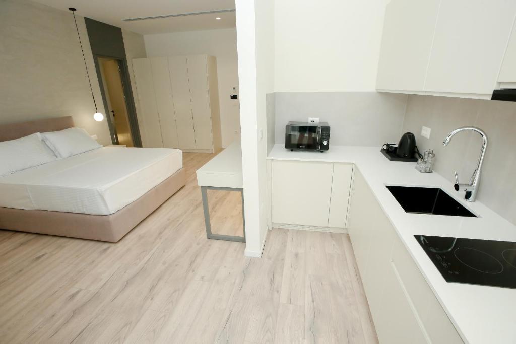 Postel nebo postele na pokoji v ubytování NÓS Luxury Rooms Shkoder