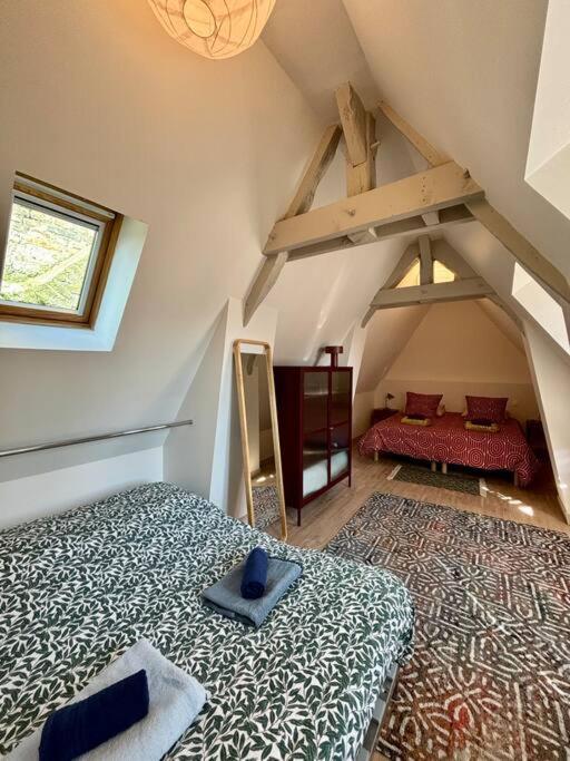 une chambre avec un grand lit dans un grenier dans l'établissement Le Charmant Au cœur de Dieppe 2ème étage 6 personnes, à Dieppe