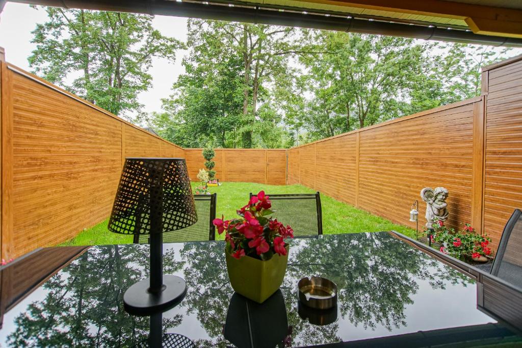patio ze stołem i ogrodzeniem w obiekcie AusZeit Steiraland 5 mit überdachter Terrasse, privaten Garten und Parkplatz w mieście Judendorf
