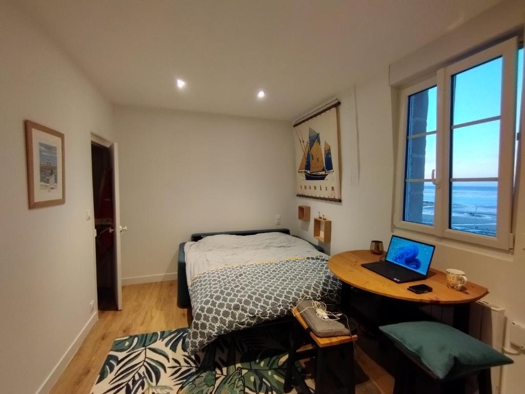 Postel nebo postele na pokoji v ubytování Appartement moderne, vue mer