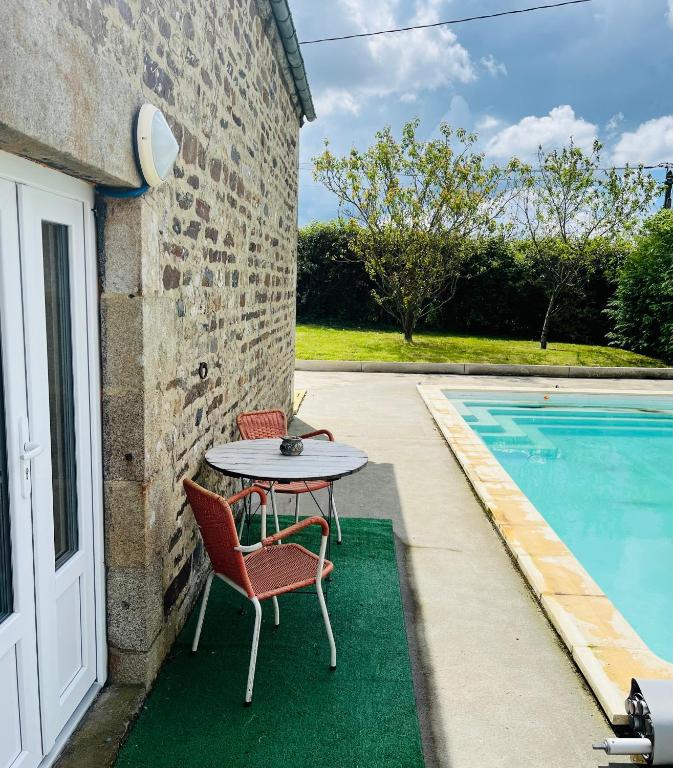 Bazén v ubytování Gîte les vallées nebo v jeho okolí